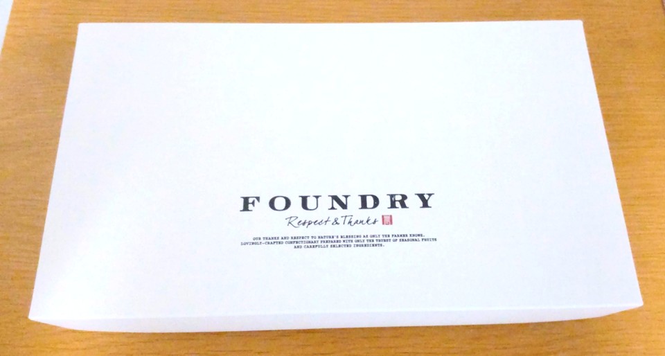 購入したFOUNDRY（ファウンドリー）の厚切りアップルパイの箱の写真