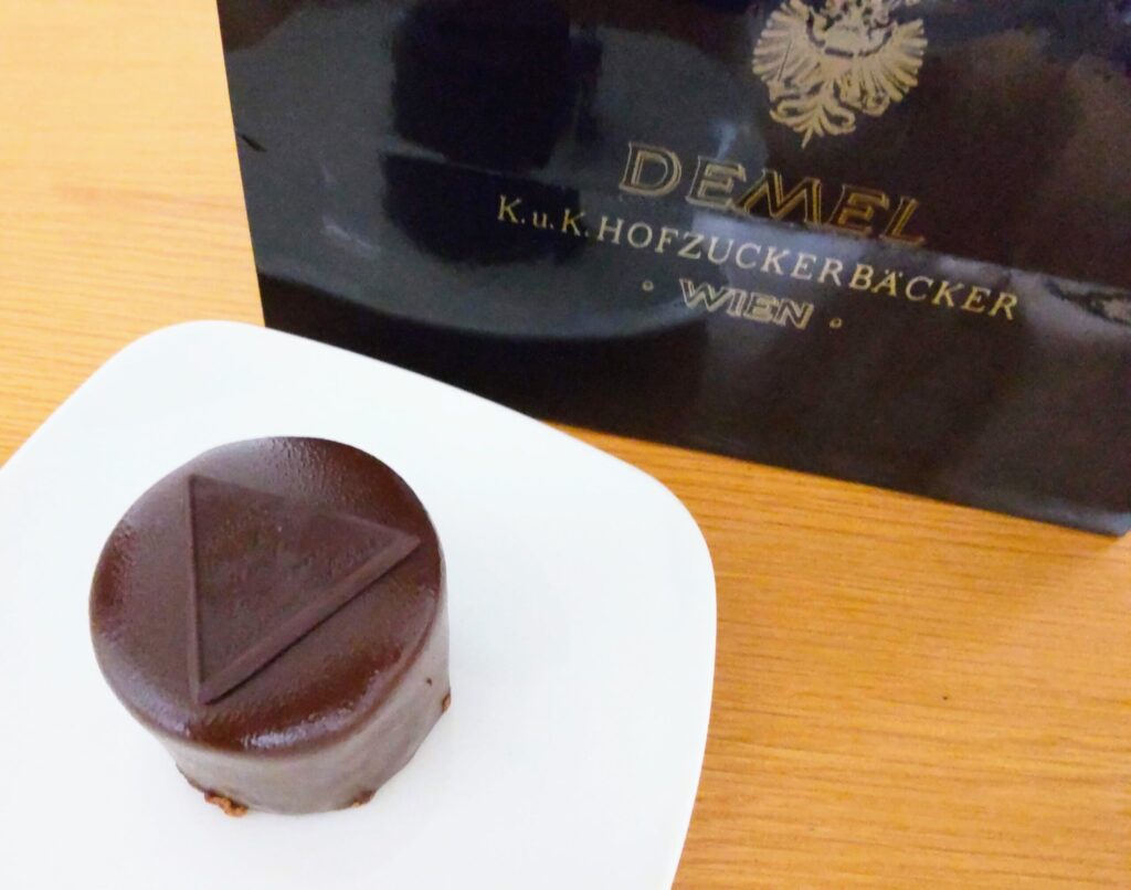 DEMEL（デメル）で購入したザッハトルテ0号の写真