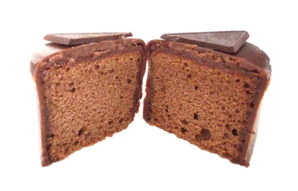 DEMEL（デメル）のザッハトルテをカットした写真