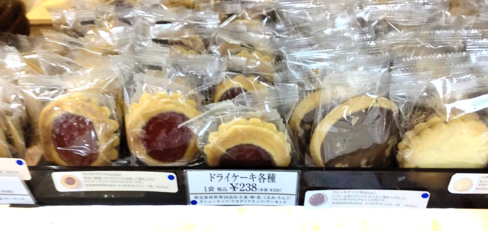GINZA WEST（銀座ウエスト）店頭のドライケーキの値段がわかる写真