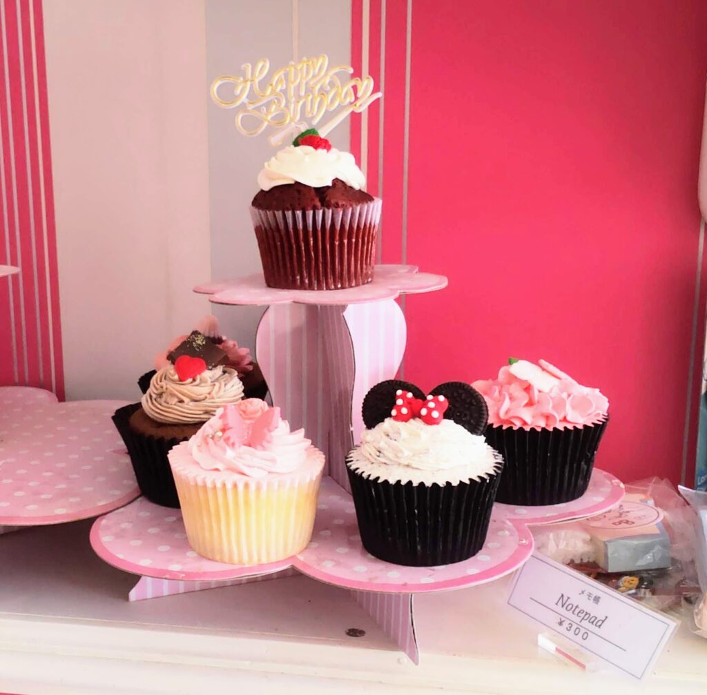 London Cupcakes （ロンドン・カップケーキ）名古屋店の店内の飾りの写真