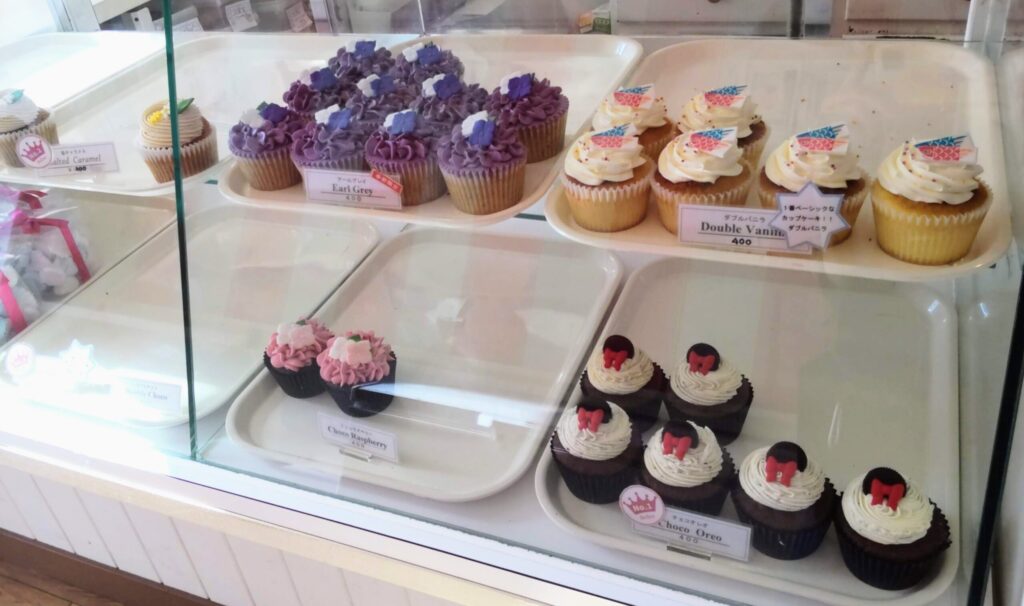 夕方来店時のLondon Cupcakes （ロンドン・カップケーキ）名古屋店店頭のカップケーキの写真