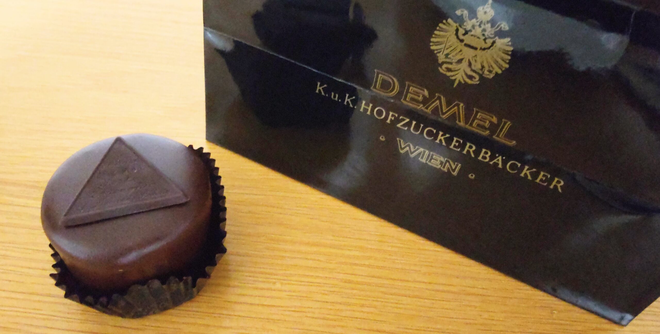 この記事を読めばDEMEL（デメル）のザッハトルテは「まずい」や「小さい」の噂の真相を、実食や口コミ評判、特徴から徹底検証した結果を知れることをイメージできる写真