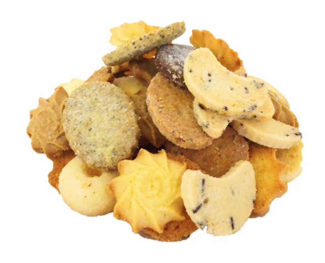 東京會舘で購入したプティガトーに入っていたクッキー全部をお皿に盛った様子を横から見た写真
