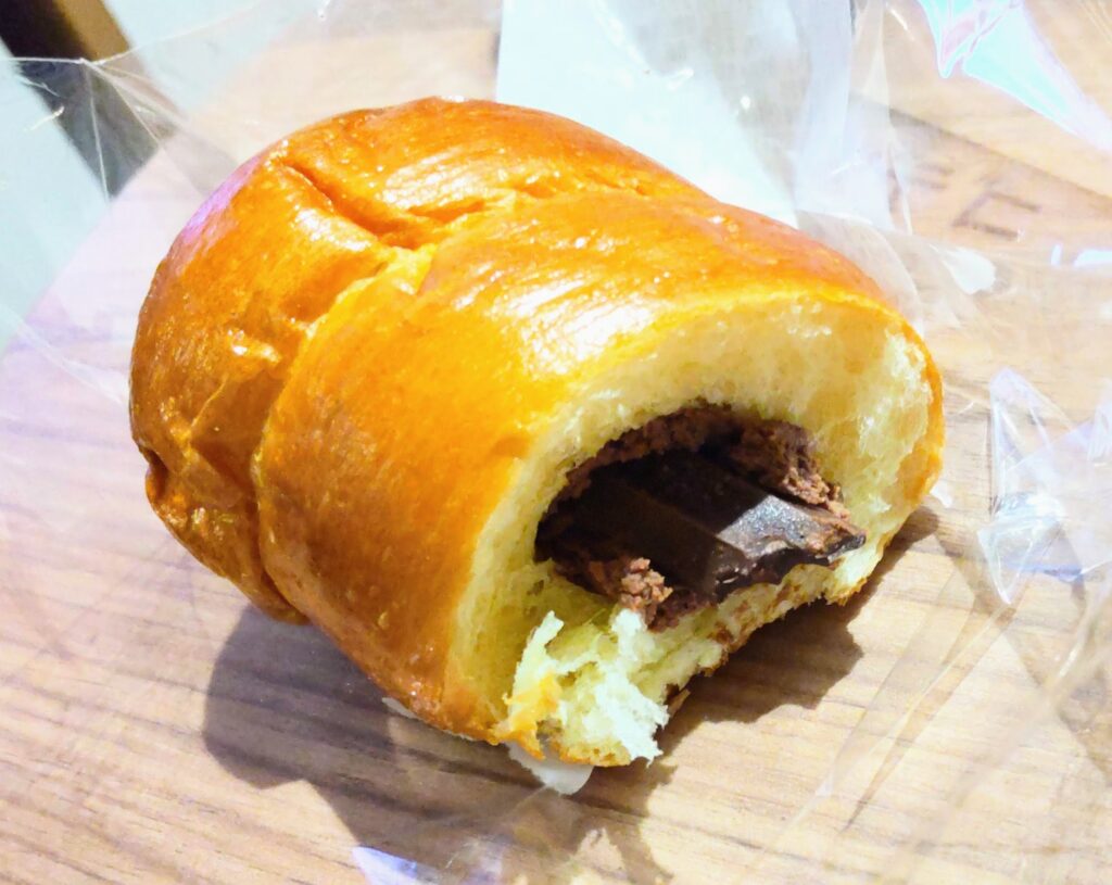 GODIVA Bakery ゴディパンで購入したコロネ（ショコラ）の断面写真