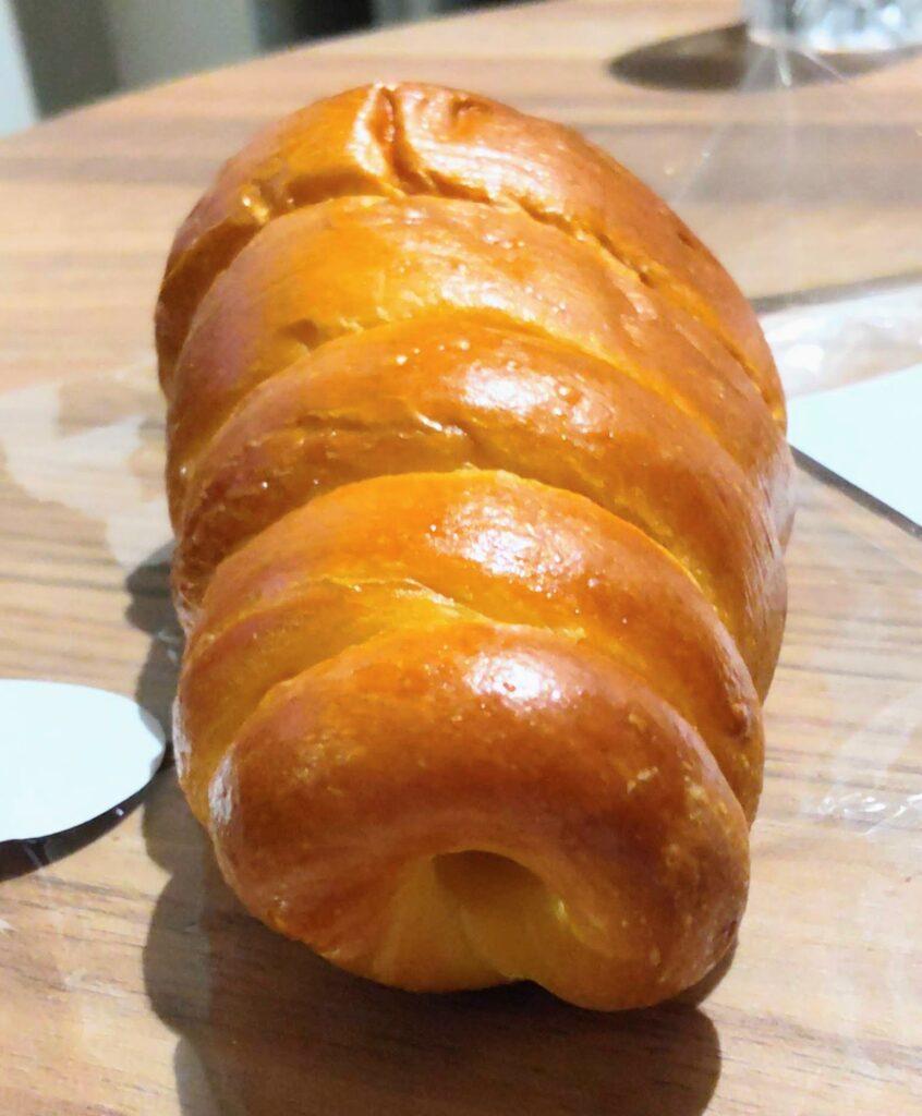 GODIVA Bakery ゴディパンのコロネ（ショコラ）を後ろから見た写真