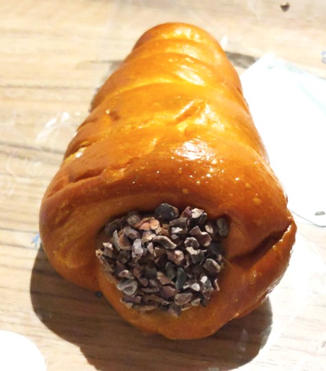 GODIVA Bakery ゴディパンのコロネ（ショコラ）を正面から見た写真