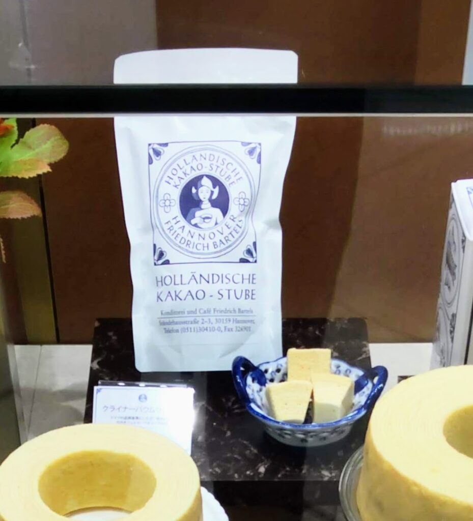 HOLLANDISCHE KAKAO-STUBE （ホレンディッシェ・カカオシュトゥーベ）店頭のクライナーバウムクーヘンの写真