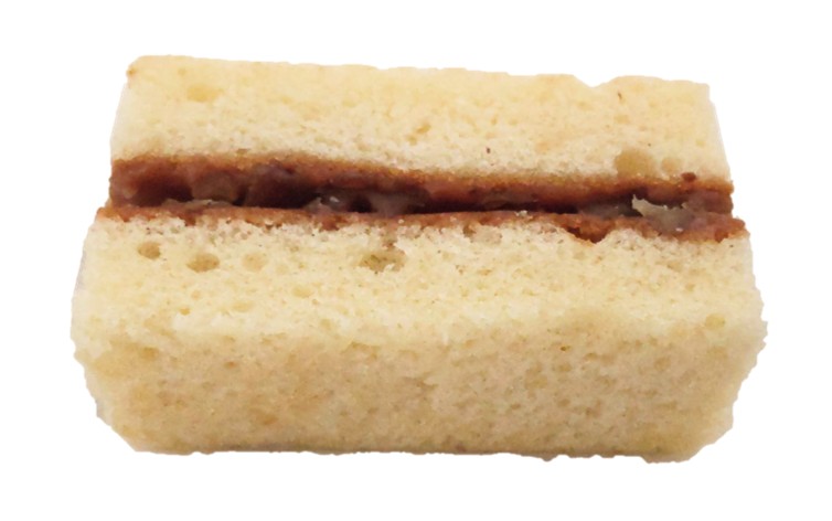 六花亭の二代目マルセイバターケーキを袋から取り出した写真