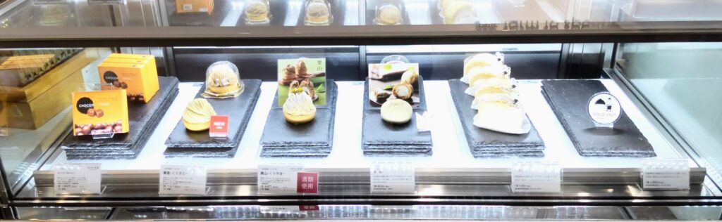 恵那川上屋 おかしな大地 from farm to spoon 覚王山店のレジ横のショーケースの写真