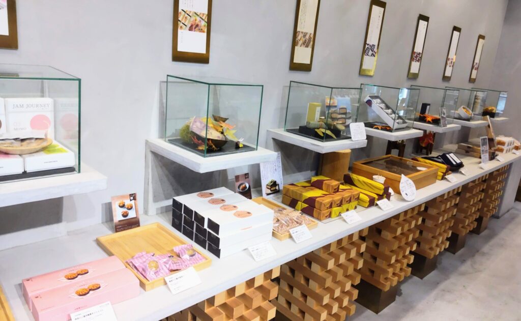 恵那川上屋 おかしな大地 from farm to spoon 覚王山店の和菓子売り場の写真