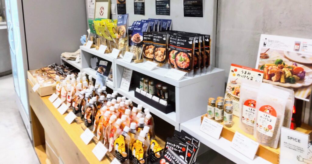 恵那川上屋 おかしな大地 from farm to spoon 覚王山店の総菜コーナーの写真