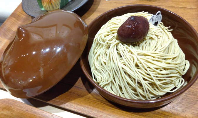 恵那川上屋覚王山店カフェの栗一筋のふたを開けた写真
