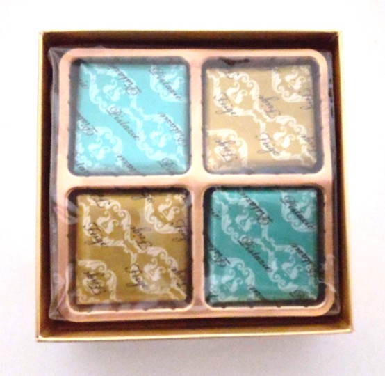 DEMEL（デメル）のクライネクーヘンが個包装とは別にビニルで包まれていることがわかる写真