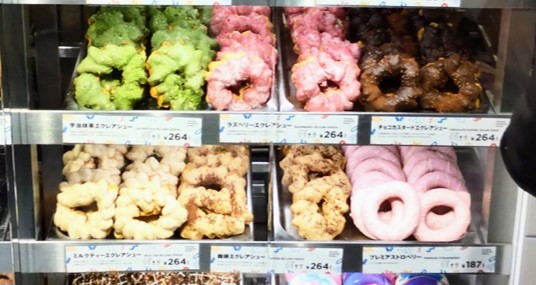 JACK IN THE DONUTS（ジャックインザドーナツ）ルミネ横浜店のエクレアシューの店頭写真