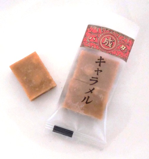 六花亭のマルセイキャラメルの袋と中身の写真
