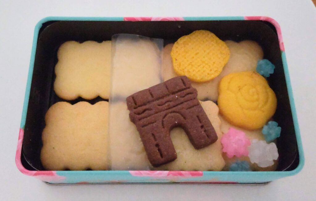 Sable MICHELLE（サブレミシェル）のヴォヤージュサブレパリの底に雲形のサブレが入っていることがわかる写真