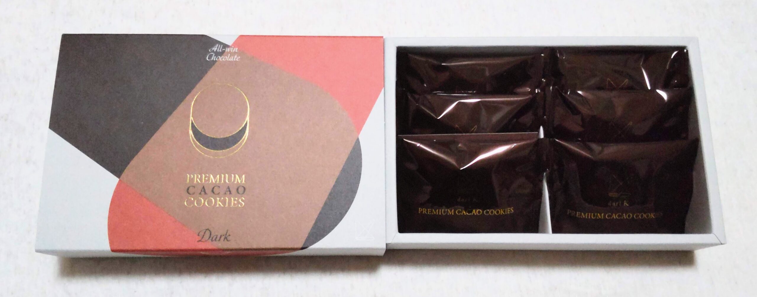 この記事を読めばこの記事ではDari K（ダリケー）のカカオサンドクッキーの実食レビューや口コミ評判、特徴を知れることをイメージできる写真