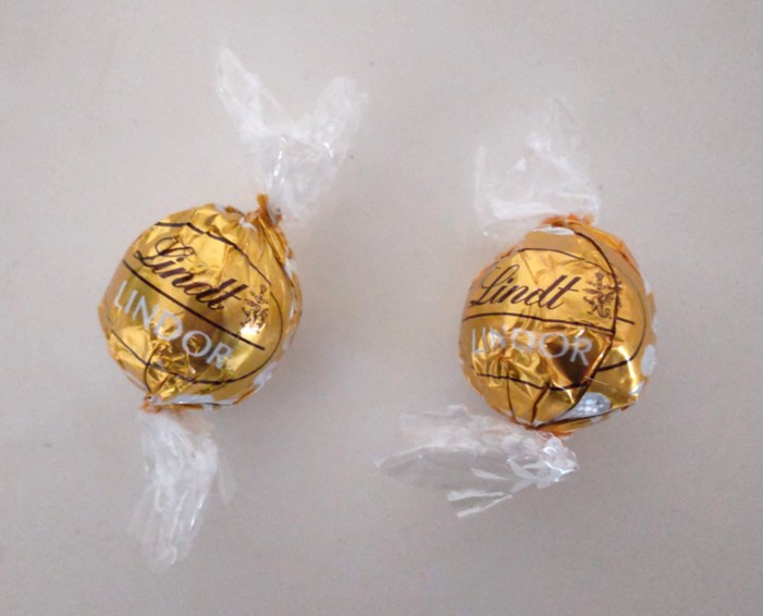 Lindt（リンドール）ホワイトの原産国イタリア（左）とスイス（右）の写真