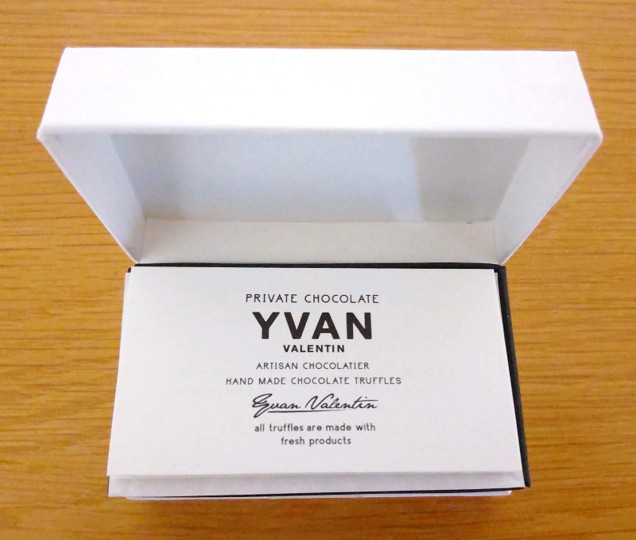 YVAN VALENTIN（イヴァン ヴァレンティン）のトリュフの箱の蓋を開けた写真