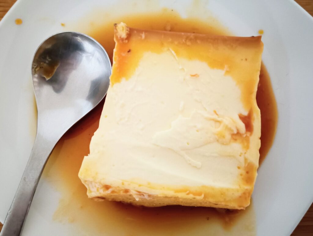 1人分にカットしたMARLOWE（マーロウ）のプリンの写真