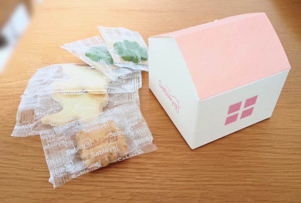 Atelier Sabléya（アトリエサブレヤ）で購入したアトリエボックス（鳥）の箱と中身の写真