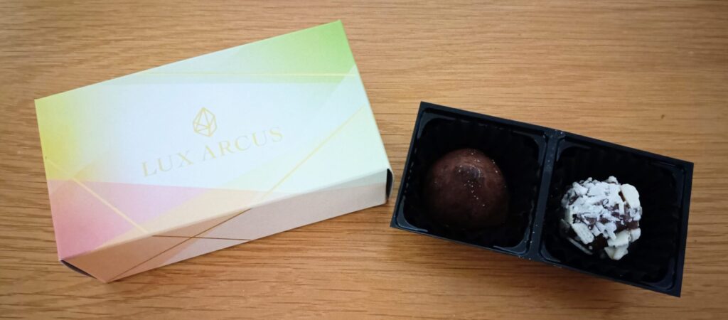 LUX ARCUS（ルクス・アルクス）で購入したトリュフの箱と中身の写真