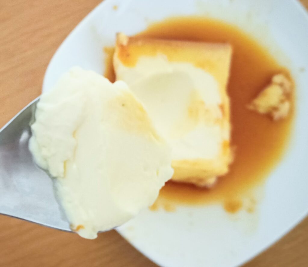 MARLOWE（マーロウ）のプリンをスプーンですくった写真