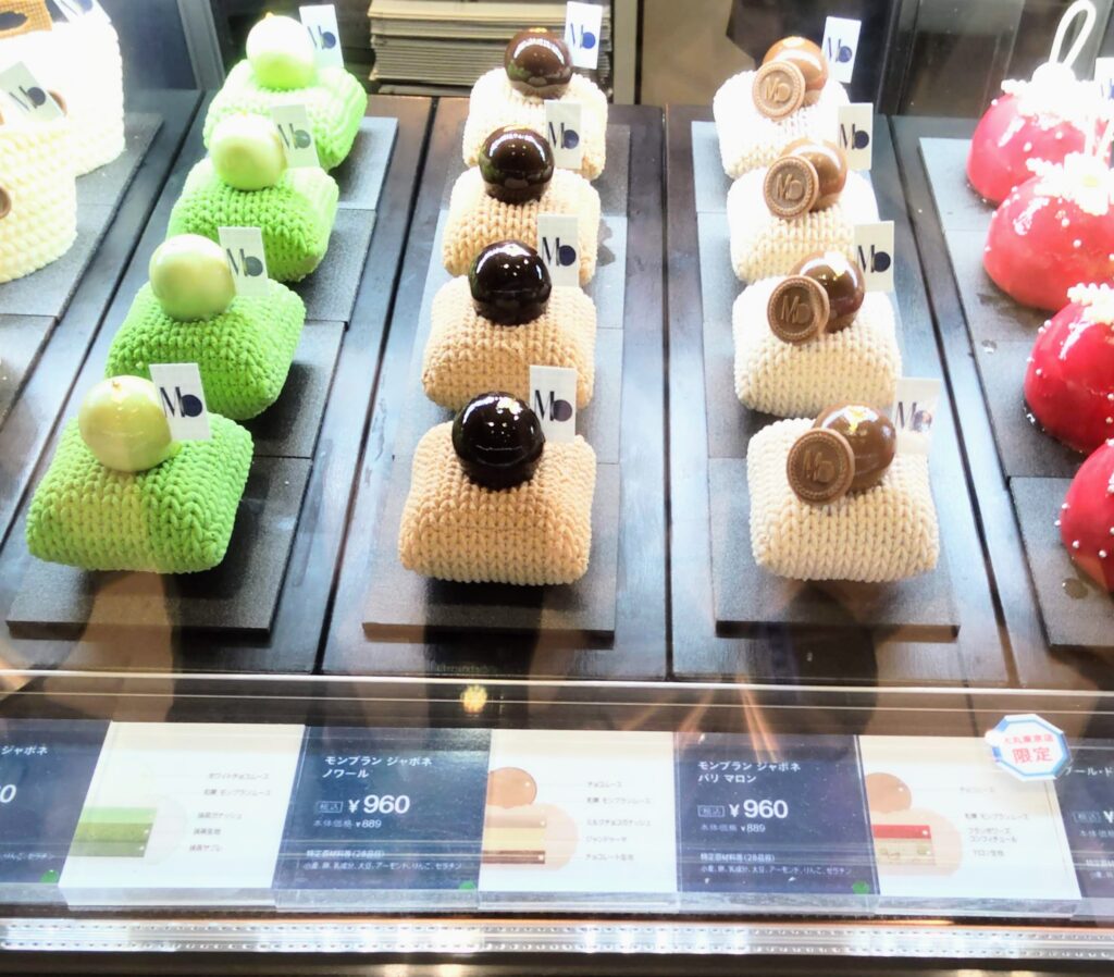 Masahiko Ozumi Paris（マサヒコ オズミ パリ）大丸東京店店頭の座布団モンブランの写真