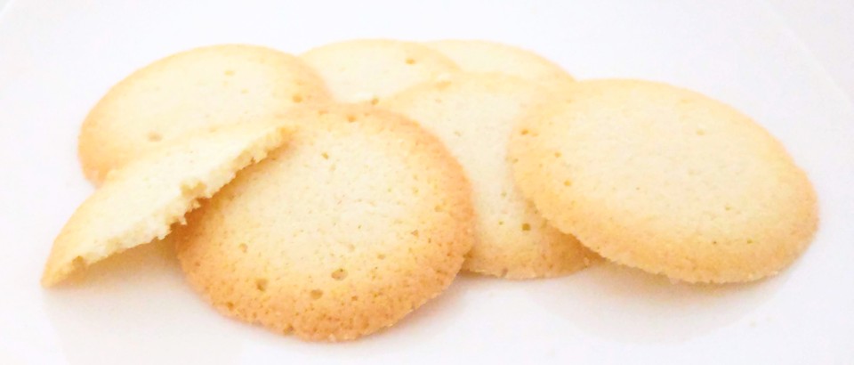 RIVERE（リビエール）のラングドシャをお皿に並べた写真