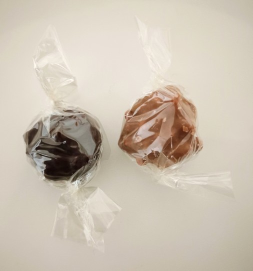 jacques genin（ジャック・ジュナン）ミックスポシェットに入った2種類のマカダミアプラリネキャラメルの写真