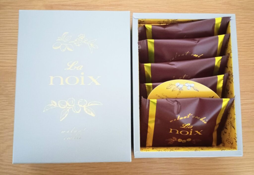 La noix（ラ・ノワ）のウォールナットクッキーの箱と中身の写真