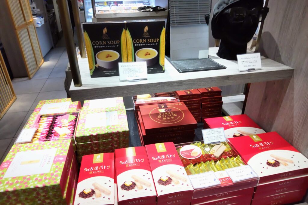 Chez Shibata（シェ・シバタ）名古屋店店頭の名古屋バトンの写真