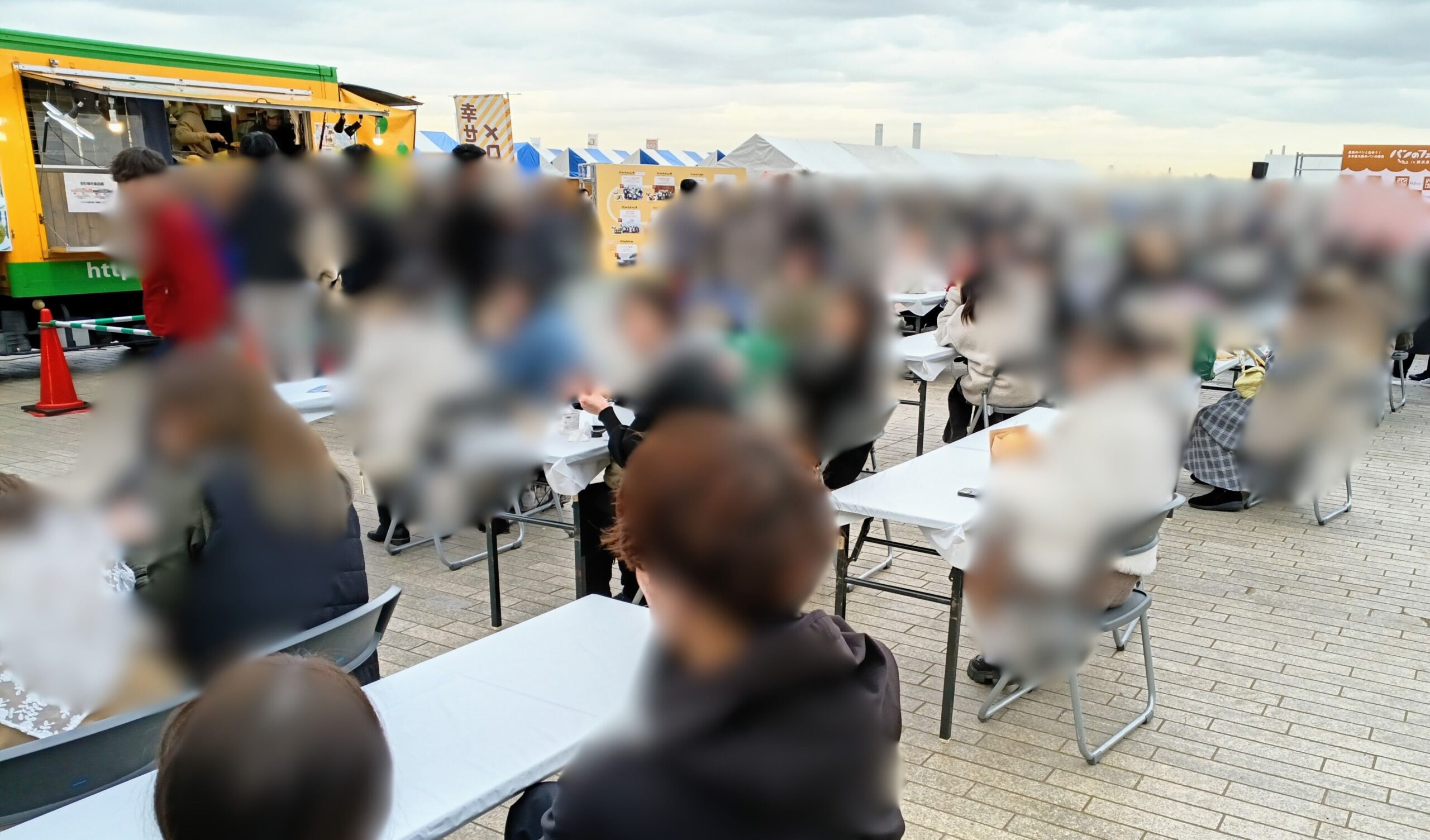 パンのフェス2026春in横浜赤レンガ初日のイベントスペースの写真