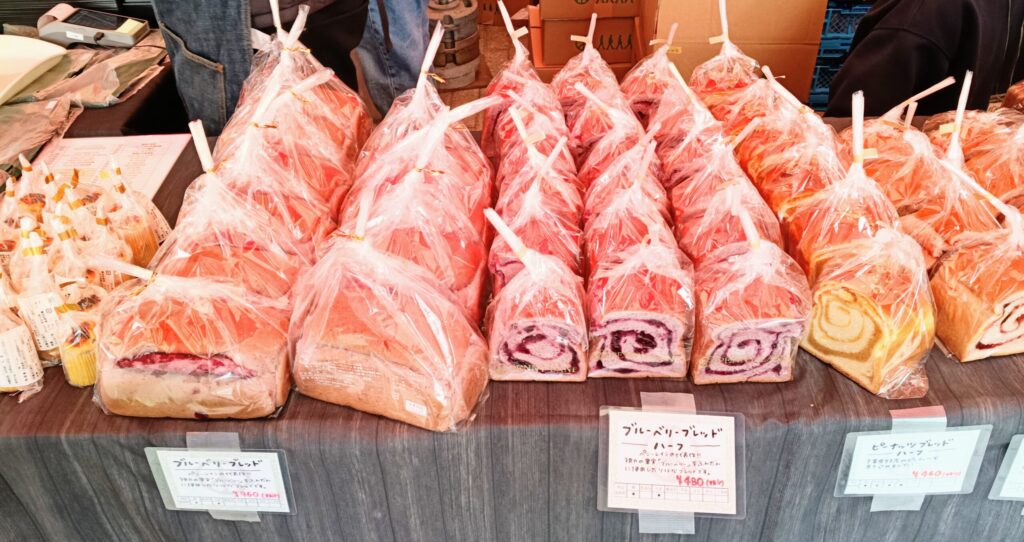 パンのフェスin横浜赤レンガ初日のベーカリーペニーレインのブルーベリーブレッド売り場の写真