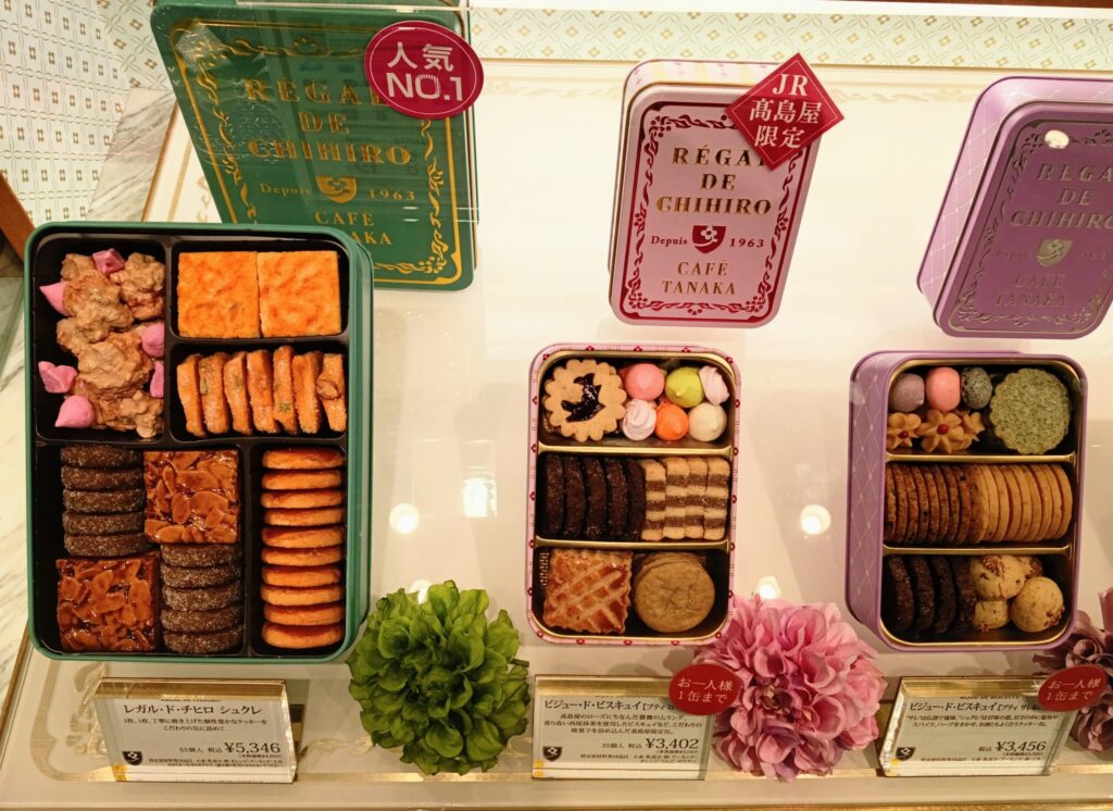 CAFÉ TANAKA（カフェタナカ）ジェイアール名古屋タカシマヤ店の店頭の定番＋限定缶の写真