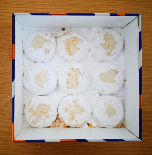 しろいし洋菓子店定番クッキー缶4段目ブールドネージュの写真