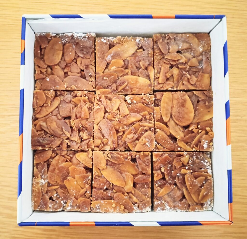 しろいし洋菓子店定番クッキー缶の3段目フロランタンの写真